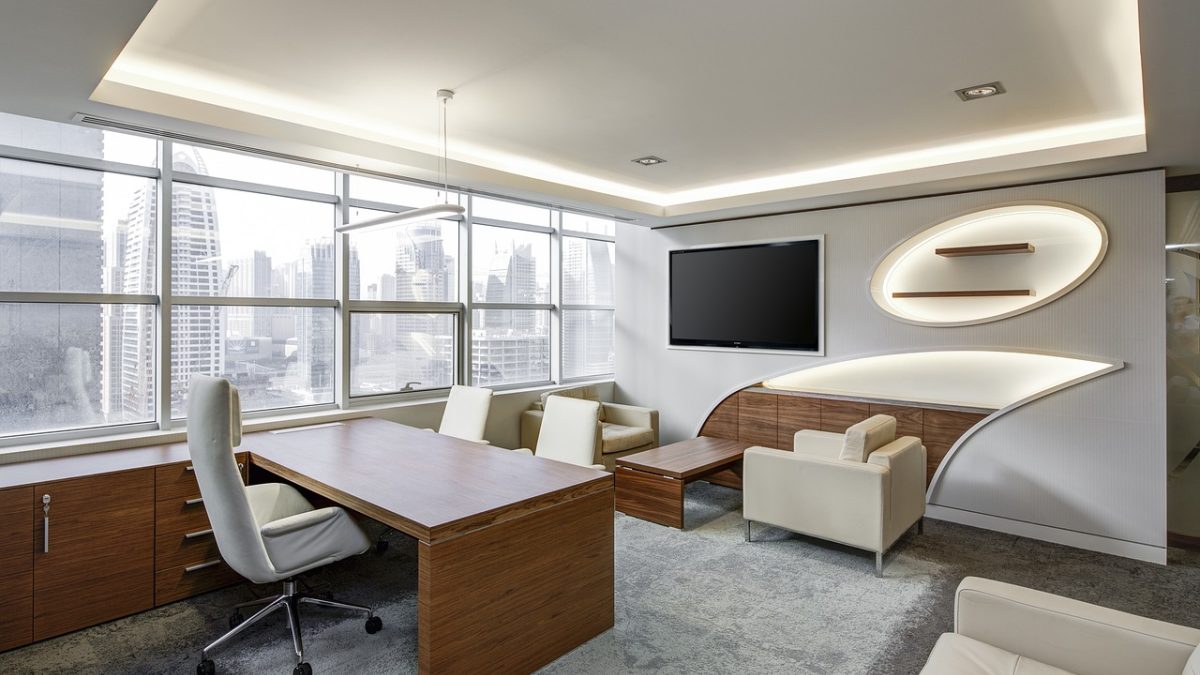 导航指南编辑部办公室内景，几位编辑围坐在长桌前对着大屏讨论 https //www.91nyyy.com 6688/ 的分类结构，午后阳光从落地窗斜照进来，墙面挂着分类导航图，整体氛围专注而安静