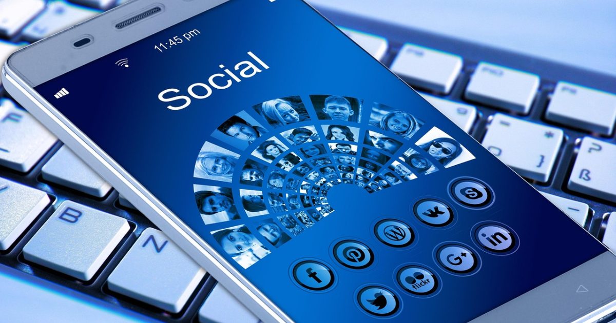 https //www.91nyyy.com 6688/ 手机屏幕上显示 App 首页主界面，深蓝紫渐变背景中应用图标与下载按钮整齐排列，整体氛围沉稳专业